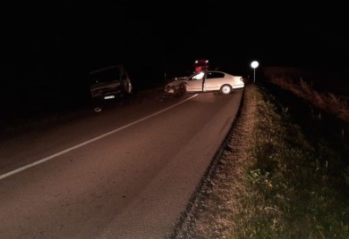 KOVIN: Preticao kamion na punoj liniji, pa udario u kombi