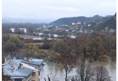 Vodostaji trenutno opadaju, službe u pripravnosti