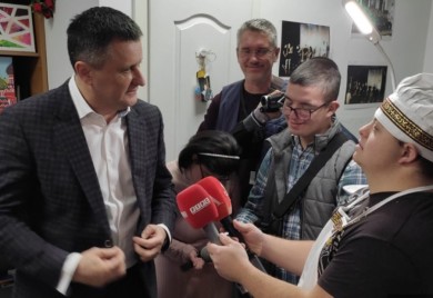 Dopremio i paketiće: Vlado Đajić uručio prvu donaciju Daun sindrom centru