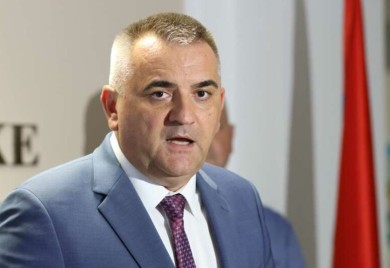 Da li je jači gej ili lovački lobi: Ministar “briljirao” u Skupštini Srpske (VIDEO)
