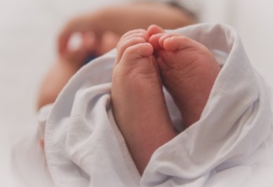 TUKLA BEBU DO SMRTI: Majka poslije iživljavanja nazvala hitnu pomoć, ljekari dijete zatekli u užasnom stanju