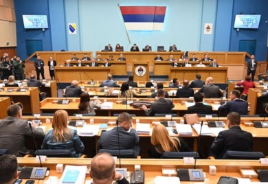 Završena rasprava: Opozicija pozvala poslanike da danas ne glasaju za kriminalizaciju klevete i uvrede
