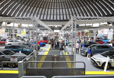 Štandovi na sajmu automobila prazni i obljepljeni trakom: Zatvorila ih poreska uprava, otkriveno i zašto