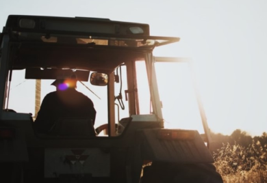 Nije mu bilo spasa: Muškarca hidraulika priklještila uz traktor