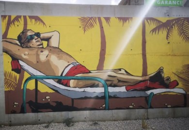 "El Prezidente" Naslikan mural Tita kako se sunča crvenim kupaćim gaćama