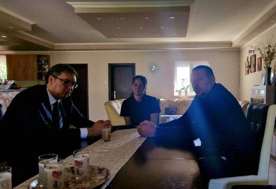 Vučić posjetio porodice ubijenih u masakru u Mladenovcu