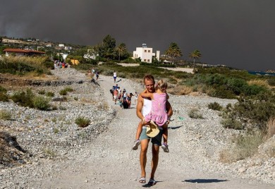 Dramatično u Grčkoj: Vatra zahvatila kuće i hotele, bježe hiljade ljudi