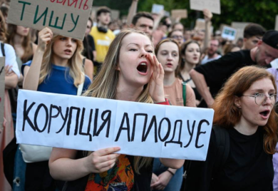 Zelenski potpisao kontroverzni zakon, ljudi izašli na ulice: Najveći protest u Kijevu od početka rata