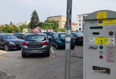 Kako riješiti problem parkinga u Banjaluci: Automobila sve više, mjesta za parkiranje sve manje?