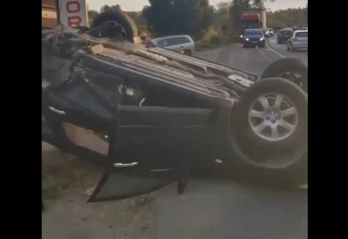 BEOGRAD: Nakon nesreće automobil završio na krovu