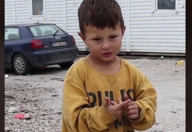 Bosim nogama gazi kamen, jaknu nema (VIDEO)