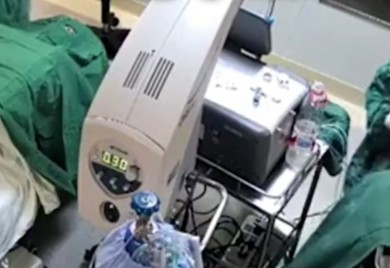 Isplivao snimak: Hirurg tukao ženu tokom operacije (VIDEO)