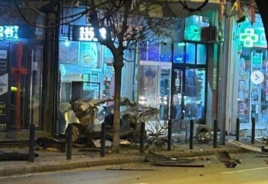 Stravična nesreća u Srbiji: Auto prepolovljen, dio uletio u izlog (FOTO, VIDEO)