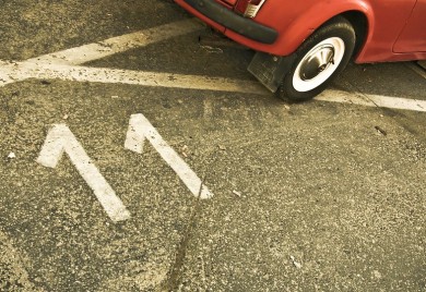 Na parkingu kod bolnice golfom pregazio ženi stopalo