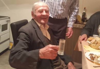 Prevalio stoljeće: Najstariji Banjalučanin uz pjesmu i rakiju proslavio Jovanjdan