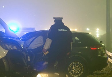 Vatrogasci izvlačili ženu iz smrskanog "audija"