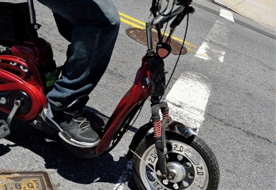 Osamdesetjednogodišnjak jurio električnim trotinetom po trgu pa pao