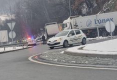 Saobraćaj u kolapsu: Sudarili se kamion i šleper, više povrijeđenih