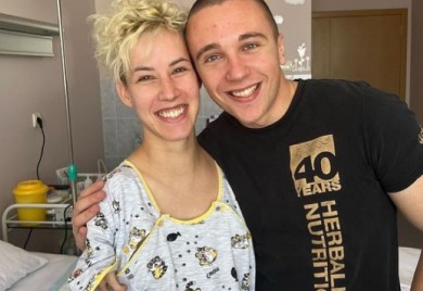 DJEVOJKA SA KRILIMA POSTALA MAMA! Uprkos tome što nema nijednu ruku rodila zdravu djevojčicu (FOTO)