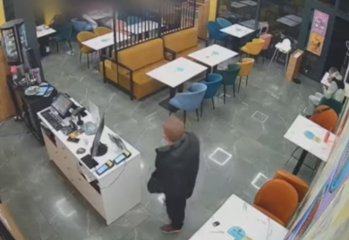 Nevješti lopov: Ukrao cigarete i telefon, a zaboravio torbicu sa dokumentima (VIDEO)