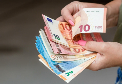 Izradila i dokumentaciju: Radnica banke 11 godina krala novac klijentima, prisvojila 490.000 evra