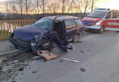 Sudar “BMW” i “golfa”: Dvije osobe povrijeđene, prebačene u bolnicu