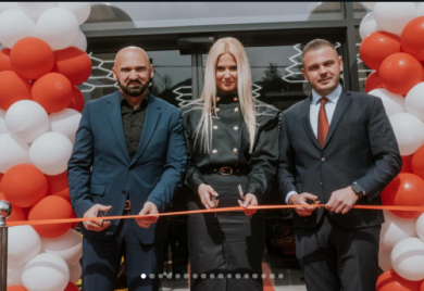 Porodica Rame Isaka ulazi u novi biznis: Otvoren salon luksuznih automobila VIDEO