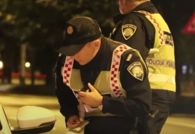 "Dobro veče, majmunče" Žena se napila, pa vrijeđala policajca