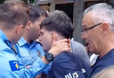 Izdat nalog za hapšenje policajca koji je napao srpskog maturanta (VIDEO)