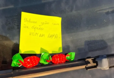 Ogrebao auto Banjalučanki pa ostavio bombone i poruku: “Nemam para”