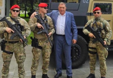 Dodik se fotografisao sa pripadnicima SAJ-a: “Srpska je sigurna!” FOTO