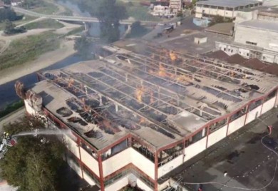 Izgorjela gotovo cijela hala „Celeksa“, borba sa plamenom još traje
