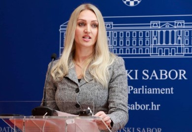 Jedna od najzgodnijih hrvatskih političarki objavila fotografiju iz bazena