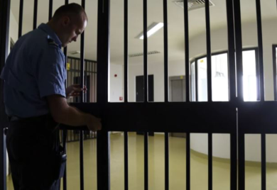 Zatvorenik se isjekao žiletom po rukama i vratu