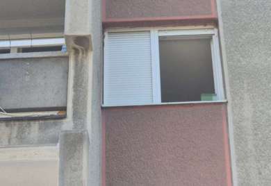 Čovjek je pokušao da joj pomogne, a onda su oboje završili u bolnici: Otkriveno zbog čega je djevojka PALA KROZ PROZOR na dostavljača
