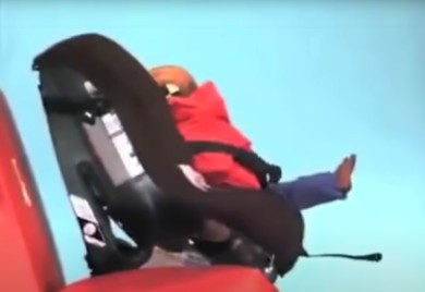 Kada je hladno ovako ne smijete da vozite dijete u autosjedalici (VIDEO)