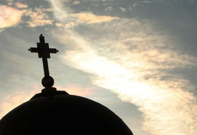 Krste se kada prolaze pored crkve: Da li ovaj običaj ima veze sa pravoslavljem