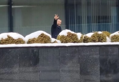 Vukanović snimio Nešića kako ispred Parlamenta BiH pokazuje tri prsta: Ode ti s Dodikom!