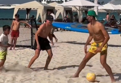 Đoković se dobro zabavlja u Dubaiju: Srpski as igrao fudbal sa djecom na plaži (VIDEO)