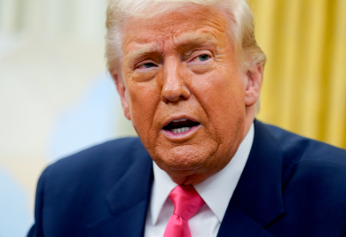 Skadal u Bijeloj kući: Trampovi ljudi greškom ubacili novinara u povjerljivu grupu za poruke – i otkrili mu detalje ratnih planova