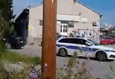 Mladić u Splitu driftao BMW-om pa se zabio u policijski auto (VIDEO)