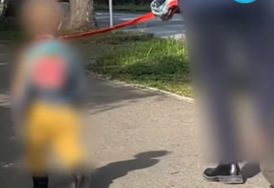 Internet bruji zbog snimka iz Zagreba: Čovjek vodi DIJETE NA POVOCU, ljudi se pitaju "Gdje je Centar za socijalni rad?"