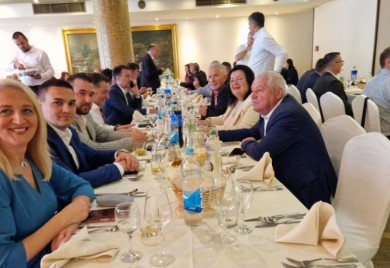 Ujedinjeni uz slavsku trpezu: Pogledajte ko je sve stigao na ručak u hotel Bosna u Banjaluci