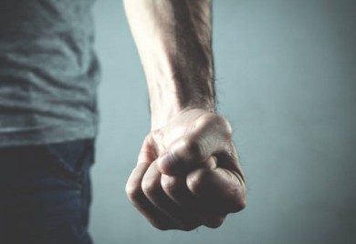 Muškarac vrijeđao i prijetio radnici pekare pa dobio batine i završio u Hitnoj