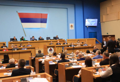 LEZI 'LEBE DA TE JEDEM Dok građani krpe kraj s krajem, političari se časte VEĆIM PLATAMA