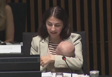 Beba za pregovaračkim stolom EU privukla pažnju ministara i javnosti (VIDEO)