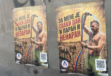 Alternativa ponovo pogodila u centar: Potkozarje obljepljeno plakatima koji prozivaju Stanivukovića zbog nestašice vode (FOTO)