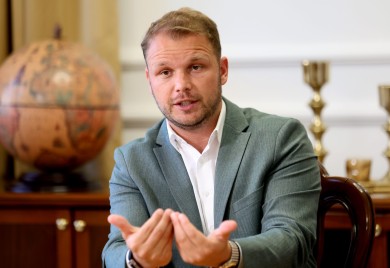 Stanivuković ponovo pokazao elementarno neznanje: Knez Lazar, po njegovom, u ruci drži – kosovski zavjet