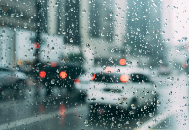 Vjetrovito i promjenljivo vrijeme sa kišom