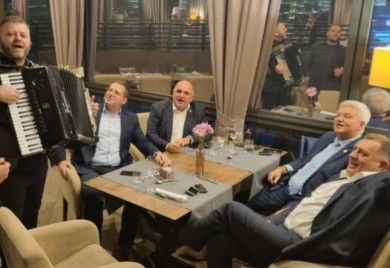 Lider SNSD-a u veselom društvu uz harmoniku poslije mitinga